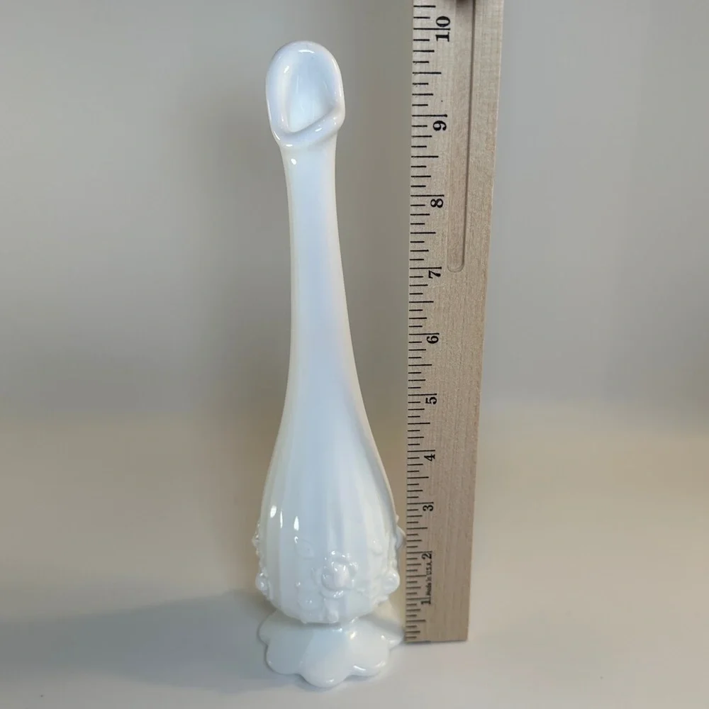 VTG Fenton White Milk‎ Glass Swung Bud Vase Rose Flowers Floral Roses Opaque